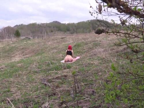 Russian exhibitionist masturbates on the garden in front of the car